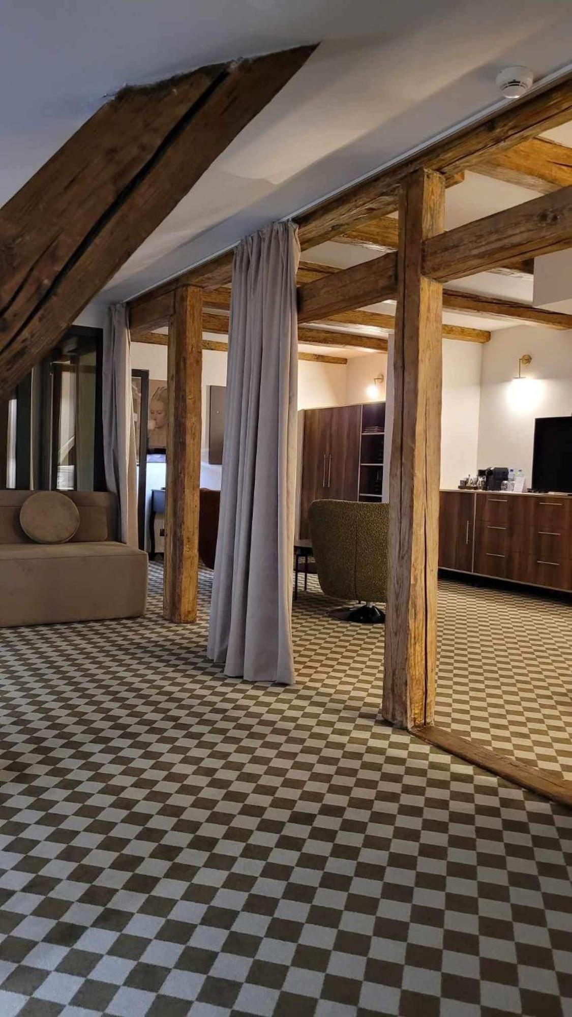 Hotel Pietryna 罗兹 外观 照片
